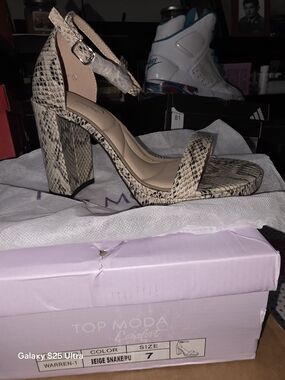 TOP Moda Comfort Beige Snake-Print Block Heel Sandals. Size 7. New MFRP:$69.99